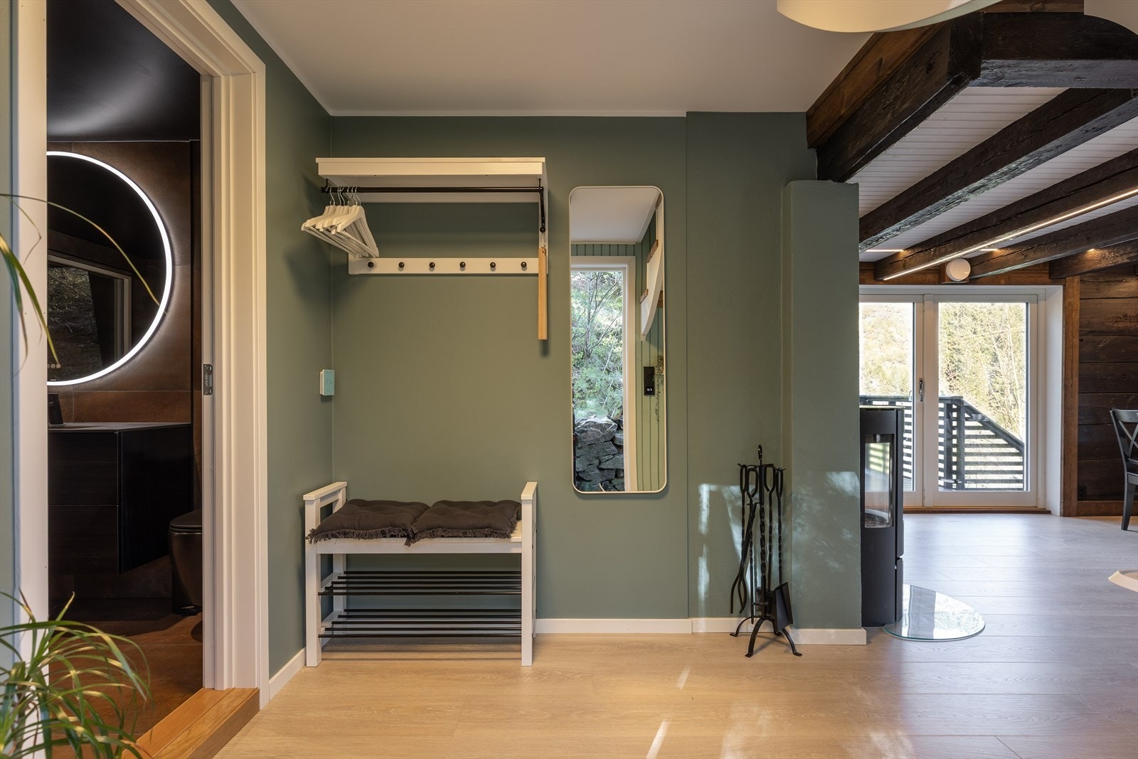 Romslig entrè med god plass til oppbevarig av yttertøy og sko. Galleribilde