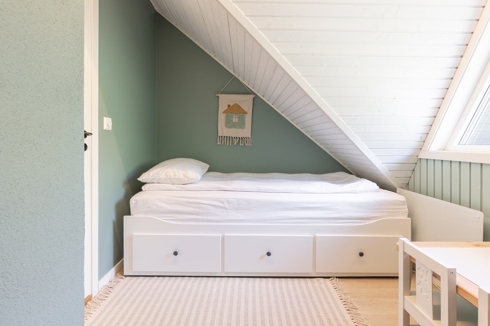 Soverom 3 har plass til møblering av seng og annet ønskelig møblement. Det gjøres oppmerksom på at dette soverommet ikke har målbart areal. Galleribilde