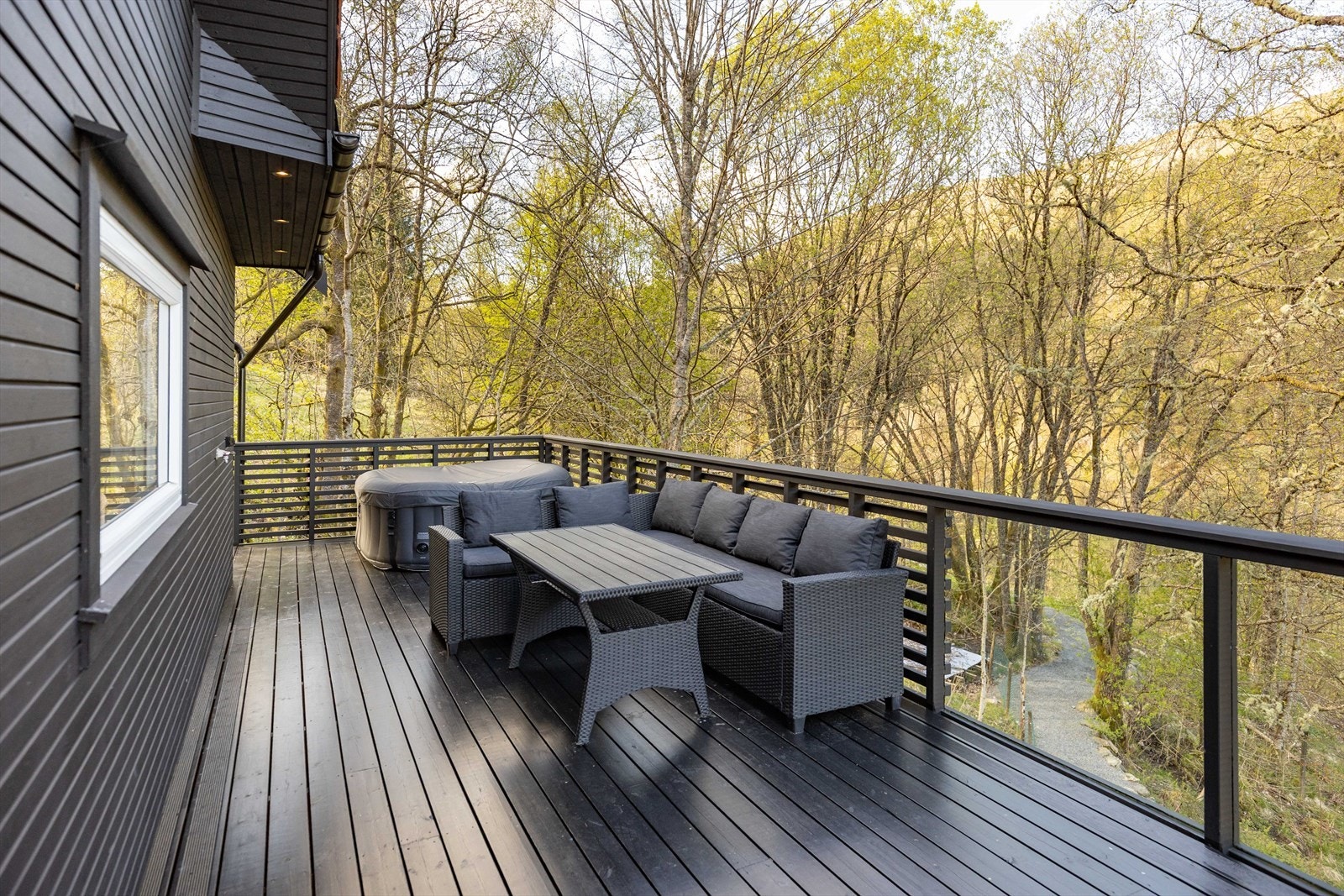 Fra stue/kjøkken er det utgang til en stor terrasse på ca. 33 m². Galleribilde