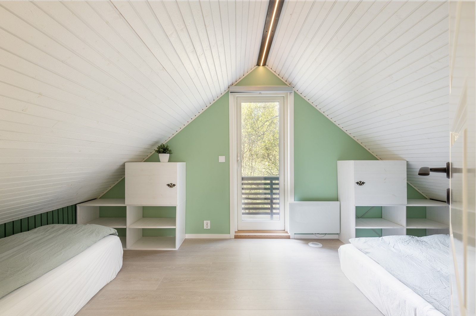 Fra dette soverommet er det utgang til en herlig balkong. Galleribilde