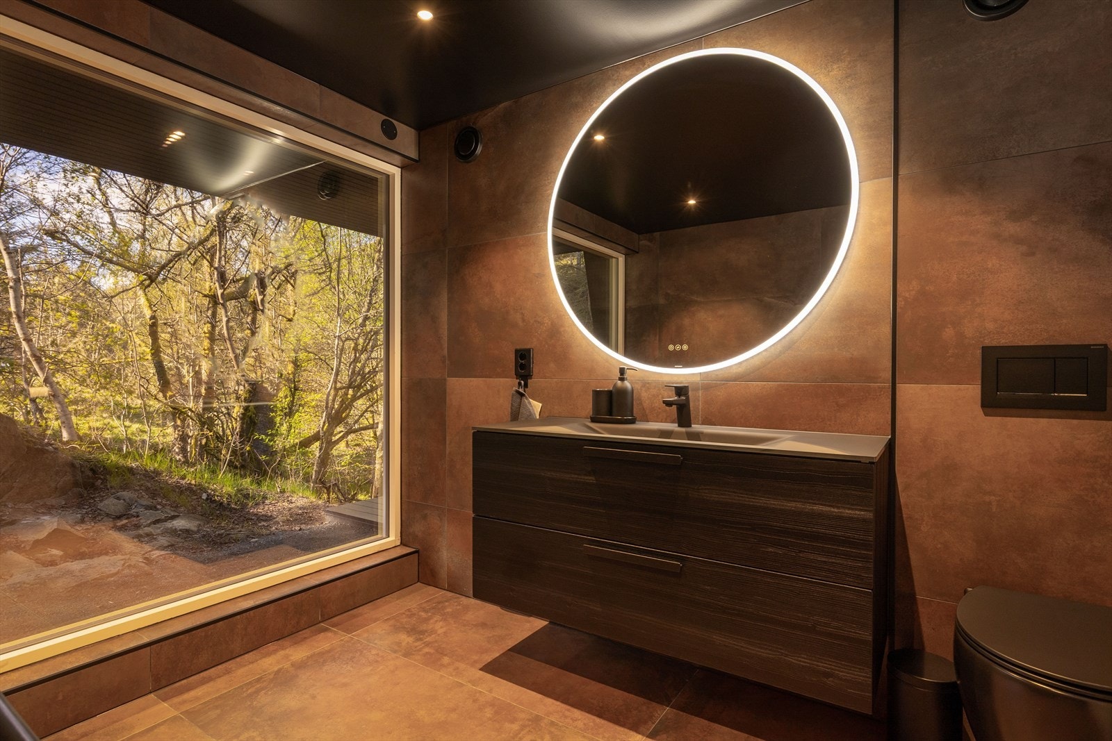 Stort vindu på badet sørger for flott utsikt utover naturen. Speilvindu som gjør at du kan se ut, men ingen kan se inn. Galleribilde