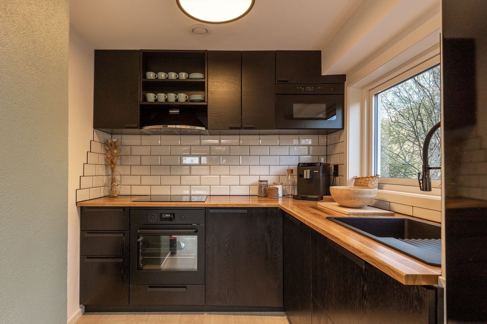 Integrerte hvitevarer er stekeovn, mikrobølgeovn, induksjonstopp og oppvaskmaskin. Galleribilde