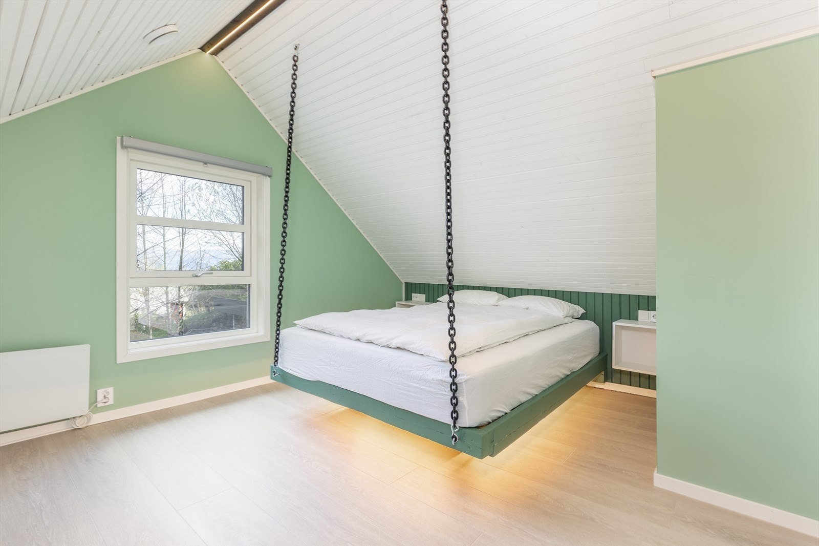 Hovedsoverommet har dobbeltseng i plassbygd løsning med belysning under. Galleribilde