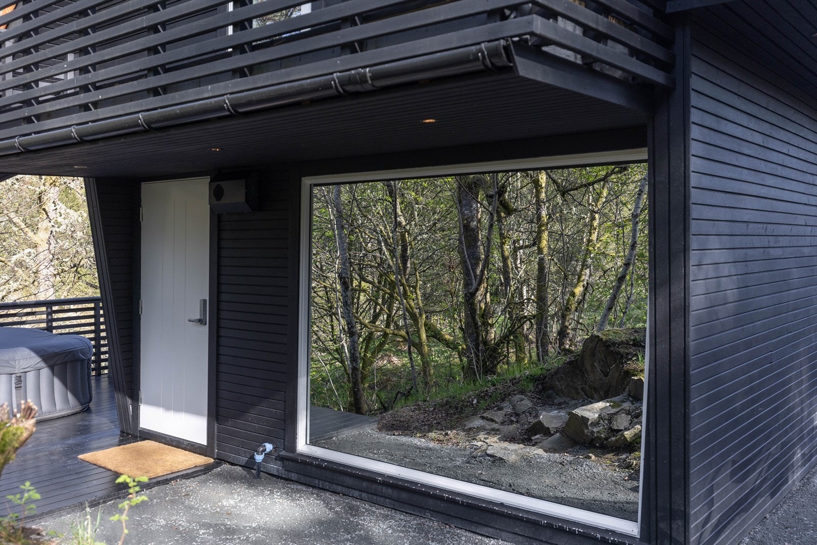 Du møtes av et trivelig inngangsparti som er overbygget av overliggende balkong. Galleribilde