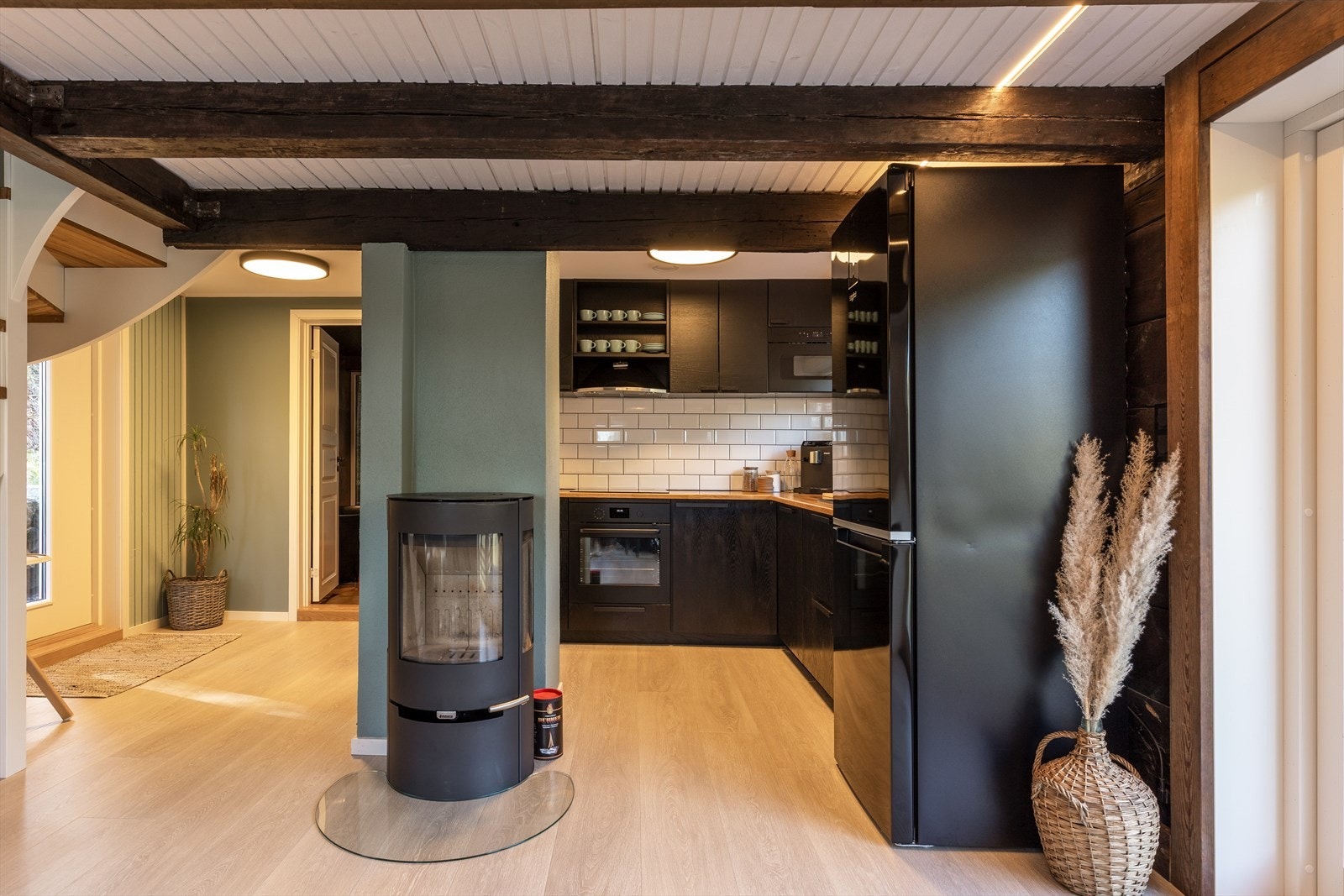 Moderne kjøkken utført med sorte, slette fronter og benkeplate av laminat med nedfelt vask. Galleribilde