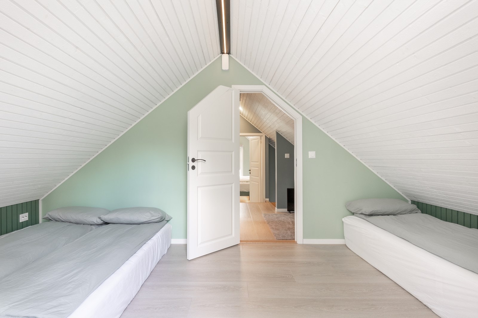 Soverom 2 er av god størrelse og har god plass til møblering av bl.a flere senger. Galleribilde