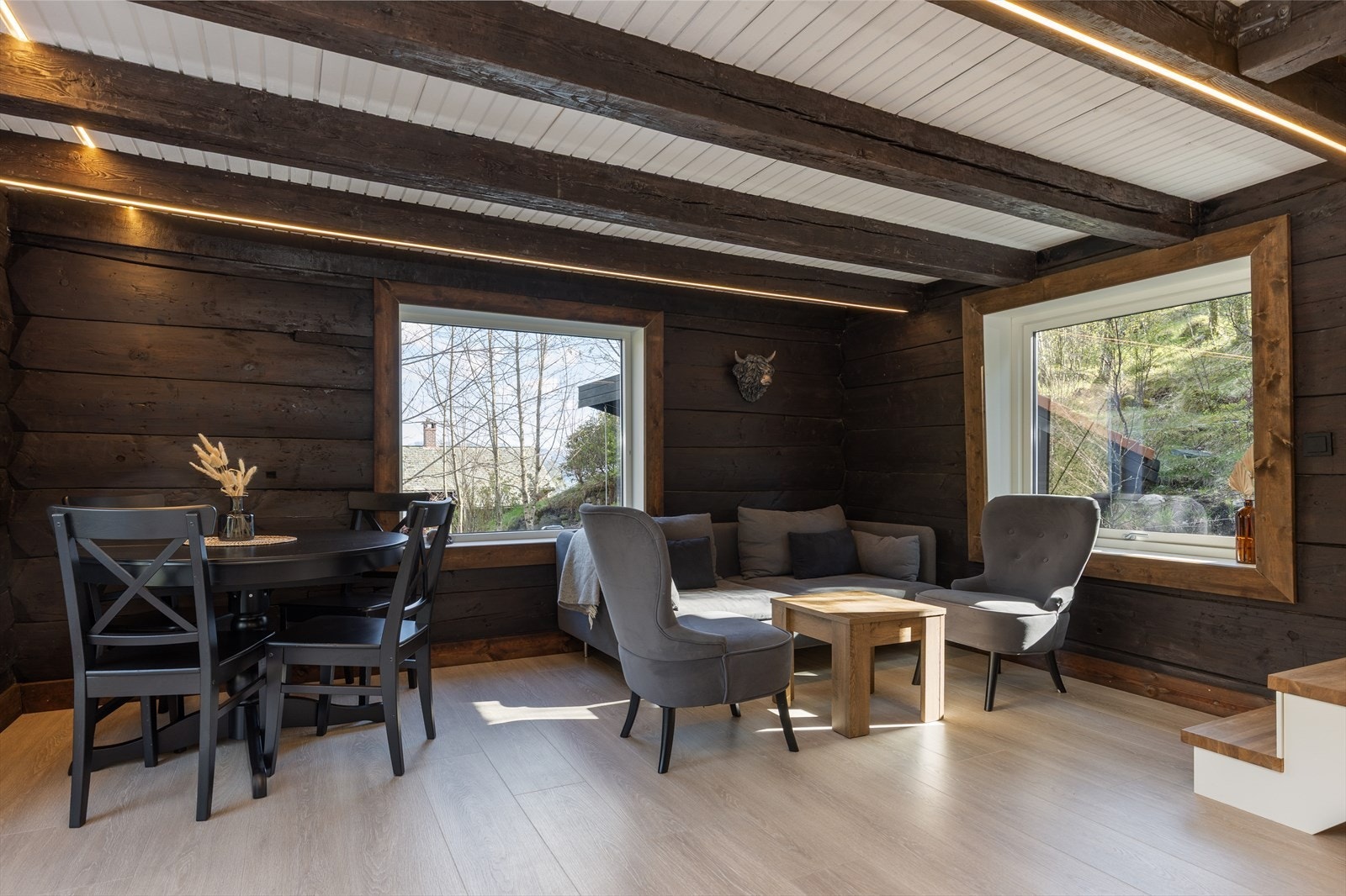 Veggflater er malt i delikate farger som harmonerer pent med enstavs laminat på gulv i alle rom, foruten om på bad. Galleribilde