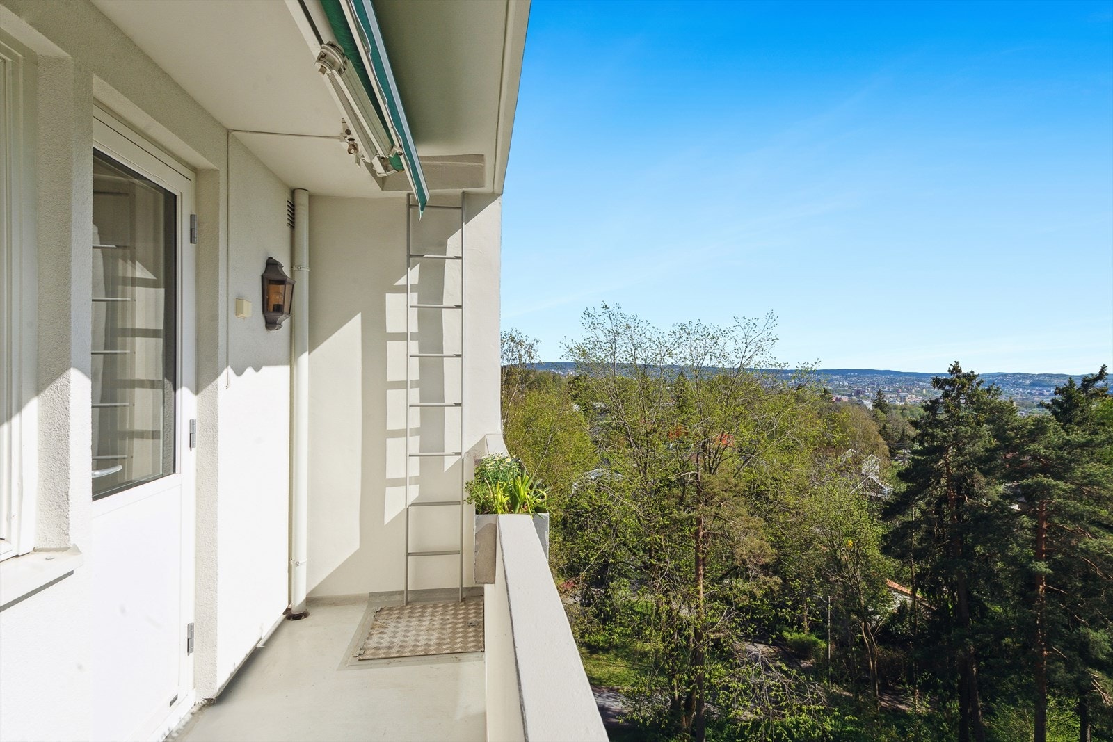 Romslig balkong på ca. 5 kvm m/panoramautsikt! Galleribilde