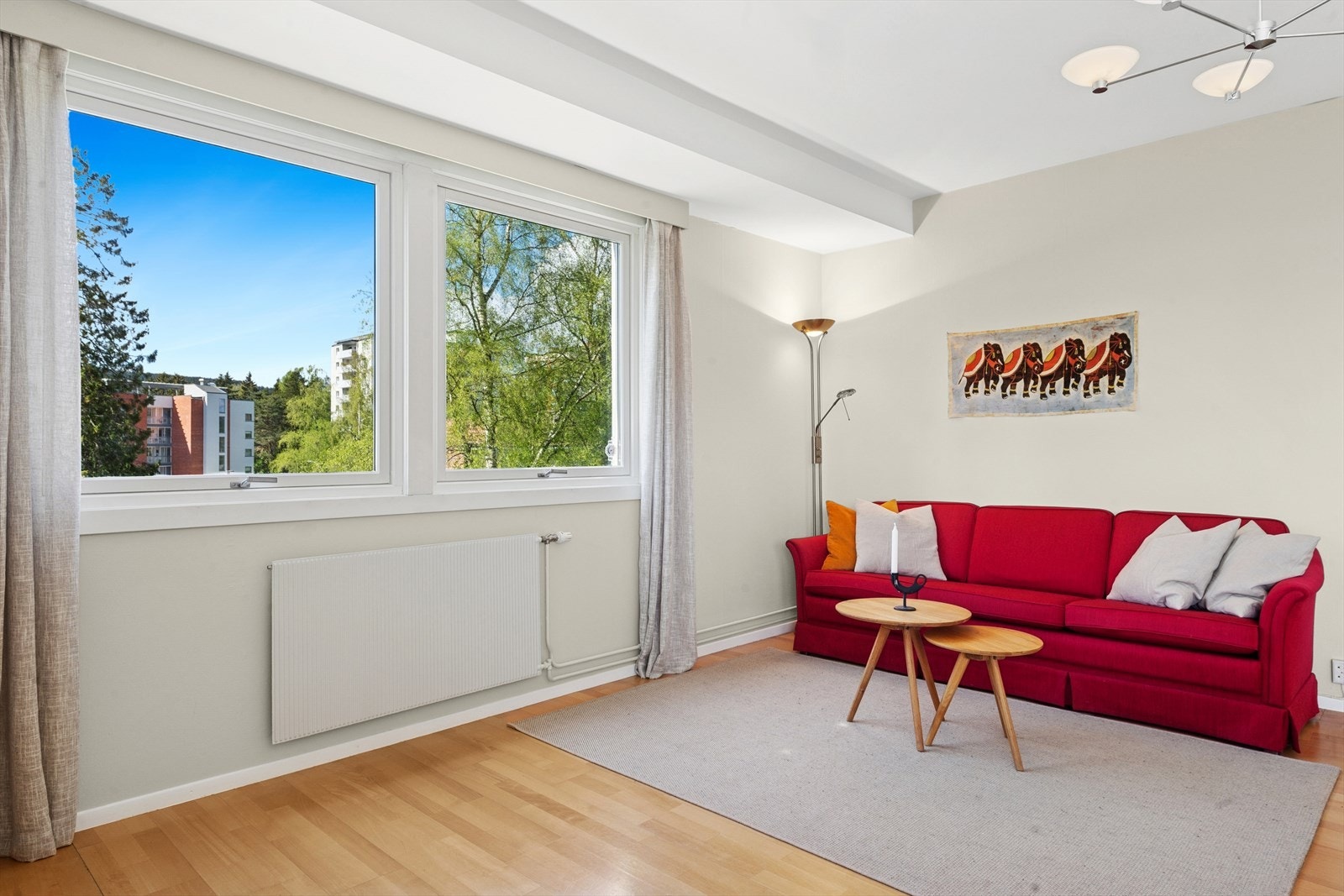 Hjørnestuen slipper inn mye lys gjennom store vindusflater mot syd og vest. Galleribilde