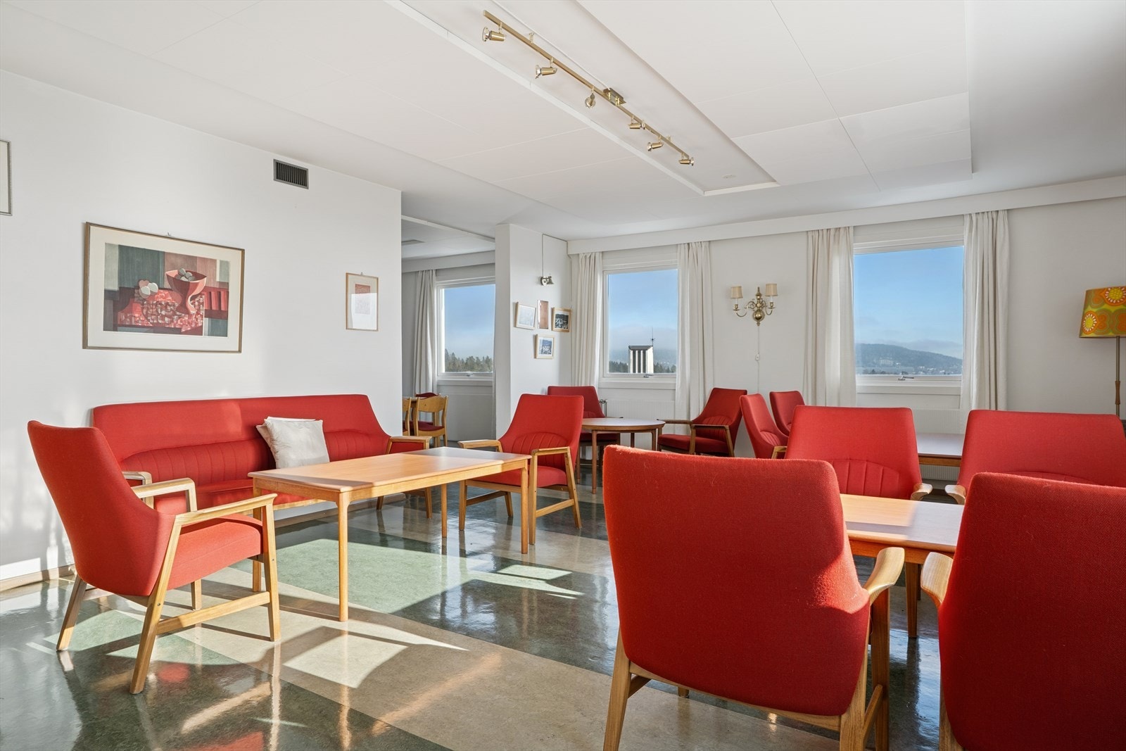 Boligen har også tilgang til felles selskapslokale, treningsrom og gjesterom i 9. etasje. Galleribilde