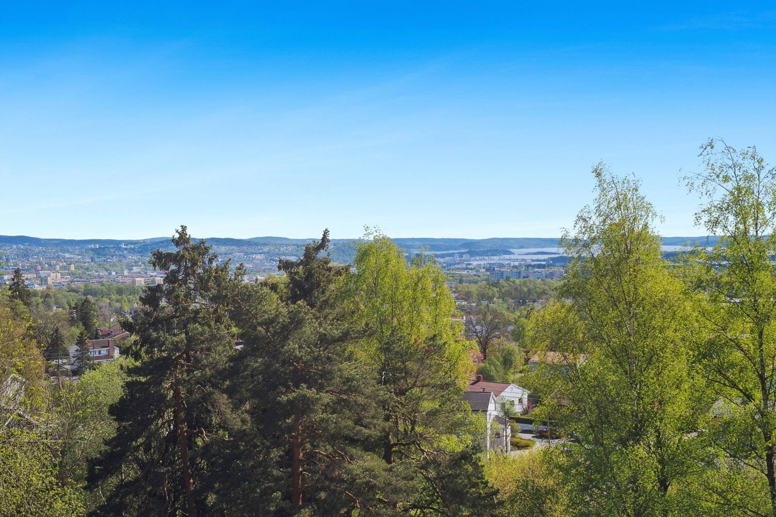 Fra balkongen kan du nyte flott utsikt over Oslo, sommer som vinter. Ingen gjenboere. Galleribilde