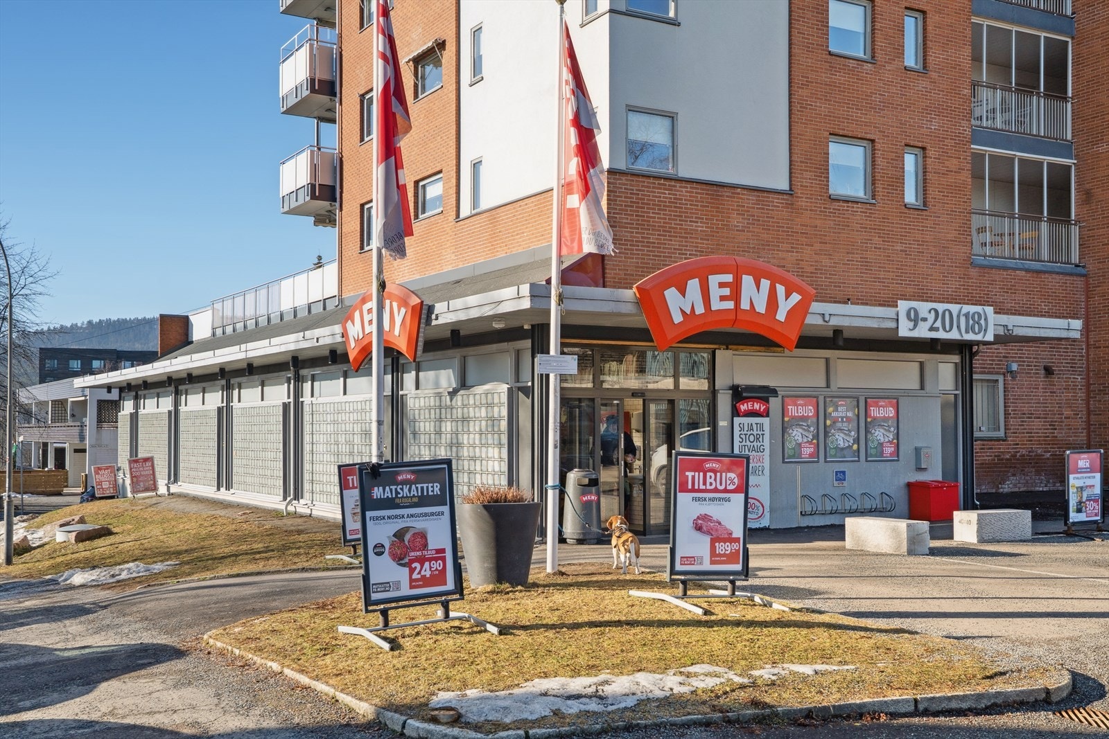 Attraktiv og sentral beliggenhet på Kringsjå med Meny rett over veien, samt kort vei til T-bane og Nordmarka med tur og skiløyper. Galleribilde