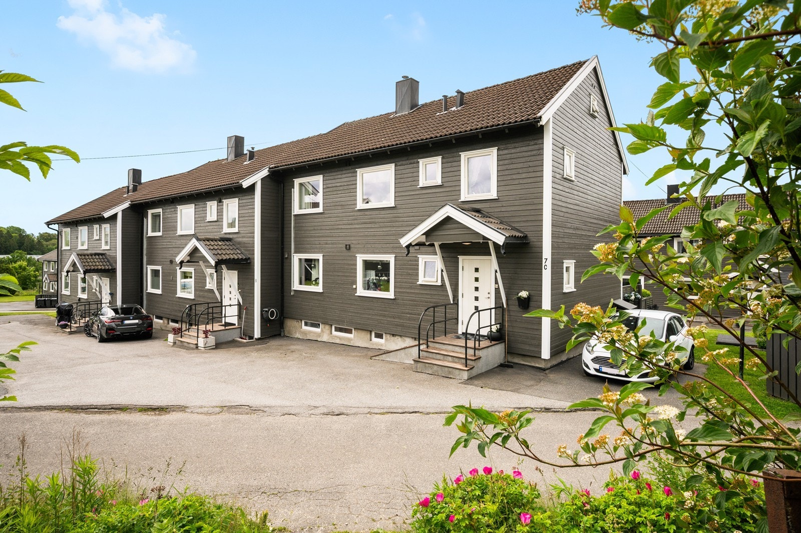 Fasade. Det er felles inngangsdør, med innvendig trappegang til leiligheten Galleribilde