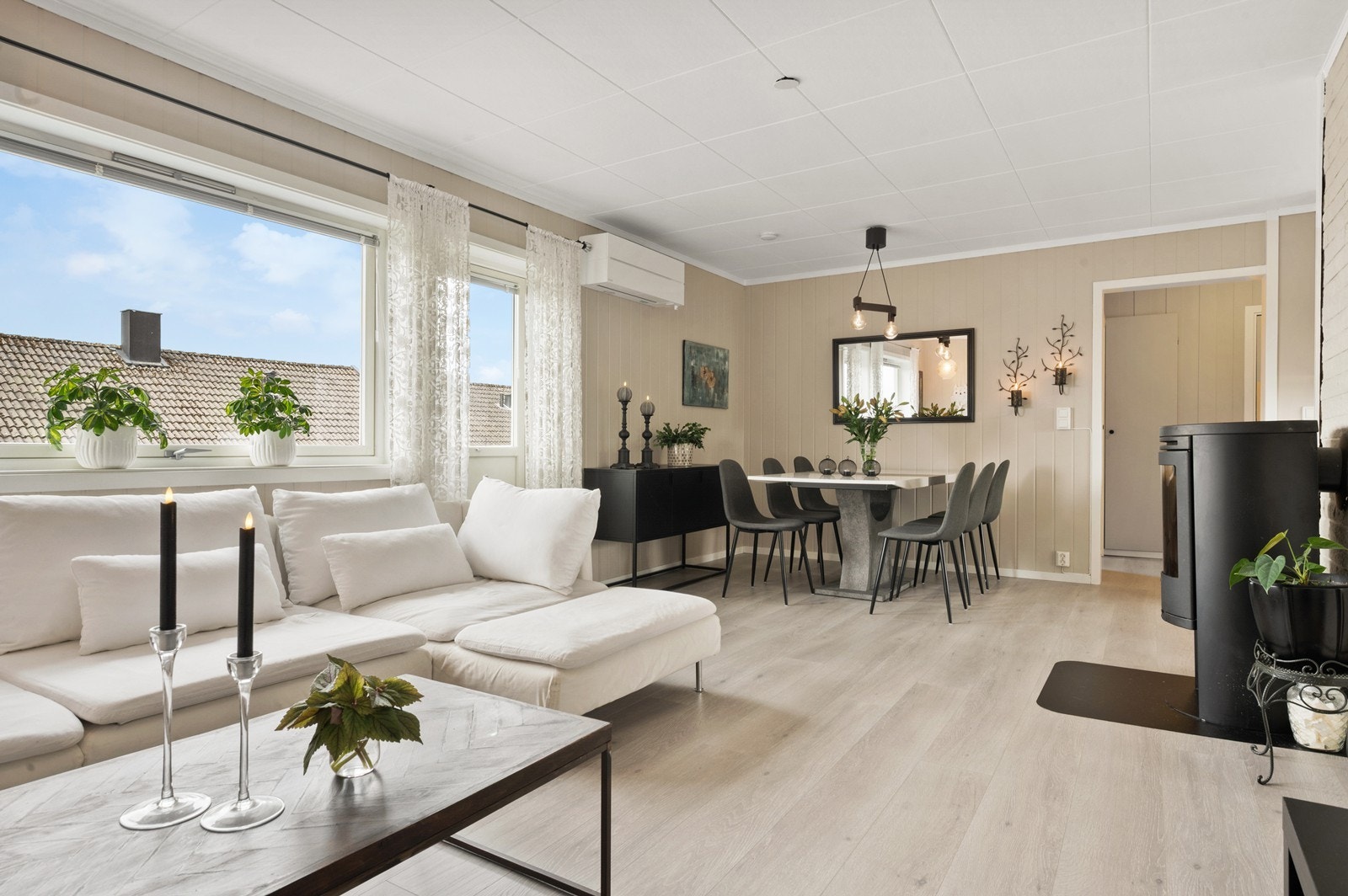 Lys og moderne andelsleilighet i 2. etasje. På gulvet er det tidsriktig en-stavs laminat og på veggene er det malt panel. Flere store vindusflater slipper inn godt med naturlig dagslys Galleribilde