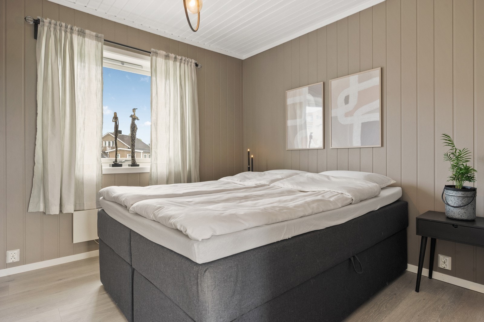 Soverommet er av god størrelse og har de samme duse overflatene som leiligheten for øvrig. Det er god plass dobbeltseng med tilhørende nattbord Galleribilde