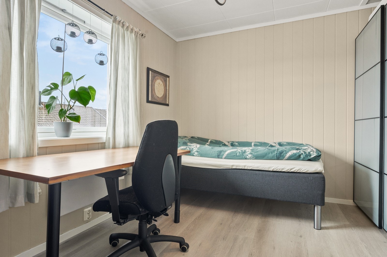 Soverom to har også lyse og duse overflater. Det er god plass til seng og skrivebord. I tillegg er det montert skyvedørsgarderobe Galleribilde