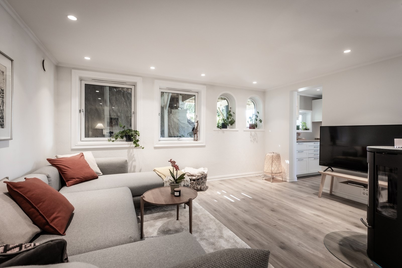Det er god plass til både sofagruppe og TV-løsning, og en moderne vedovn skaper både varme og atmosfære. Galleribilde