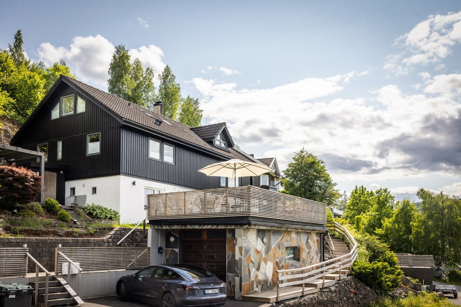 Leiligheten ligger i 1. etasje i en horisontaldelt tomannsbolig. Man har adkomsrett til fots over seksjon 2 sitt areal foran garasje. Galleribilde