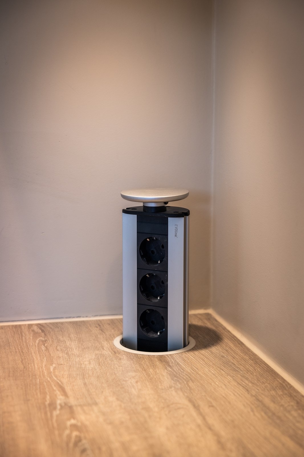 Integrert stikkontakt i benken. Galleribilde