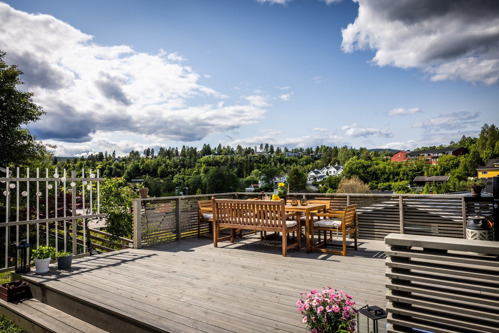 I tillegg er det en takterrasse over garasjen på ca 37 kvm. Galleribilde