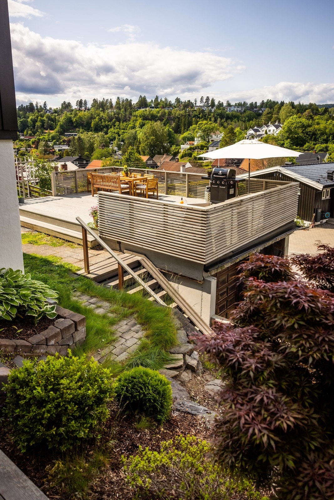 Uteplassene er belagt med impregnerte terrassebord. Rekkverk i takterrasse er med spiler. Galleribilde