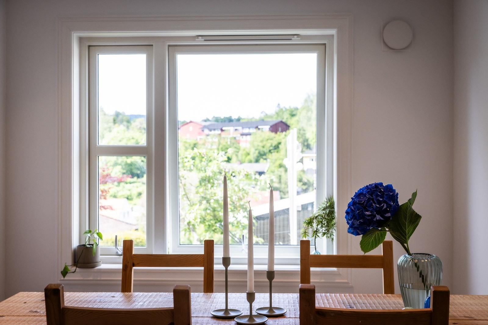 Overflatene består av laminat på gulv, malte vegger og nedsenket himling med innfelte downlights. Galleribilde