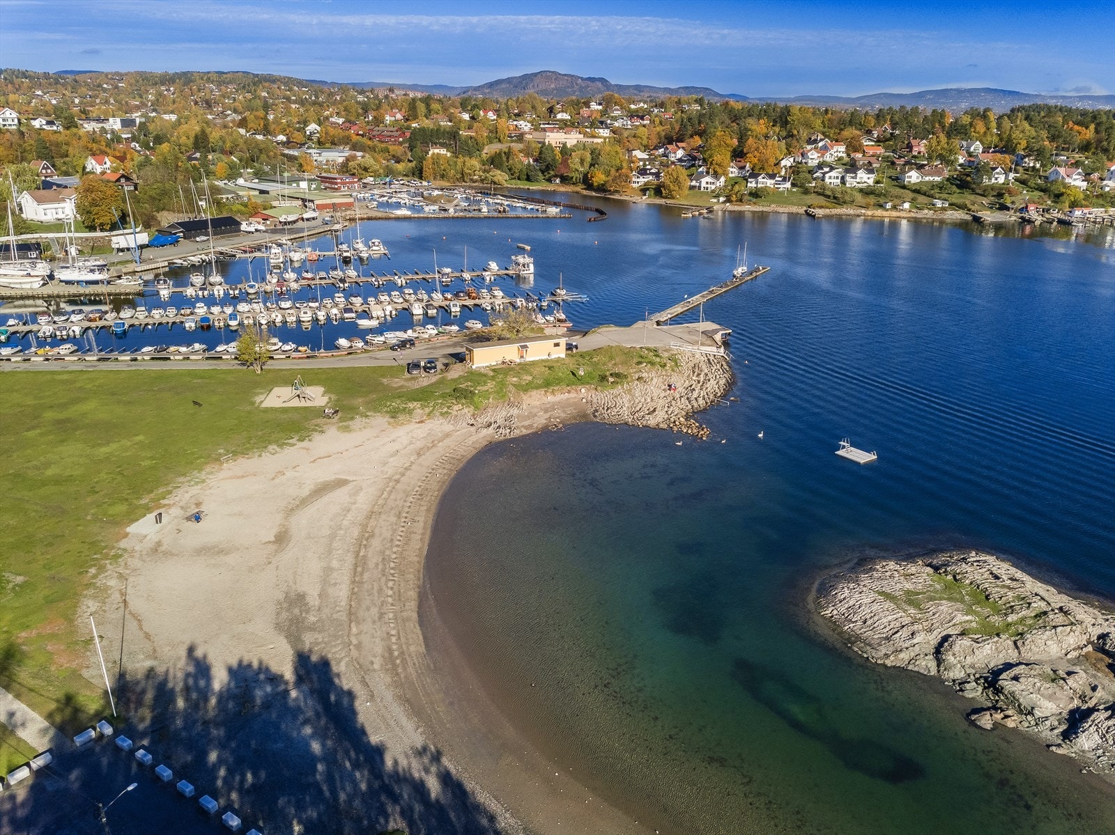 Det er kort vei til Oslofjorden. Ved Holmenskjæret er det lekeplass, sandstrand og båthavn. Galleribilde