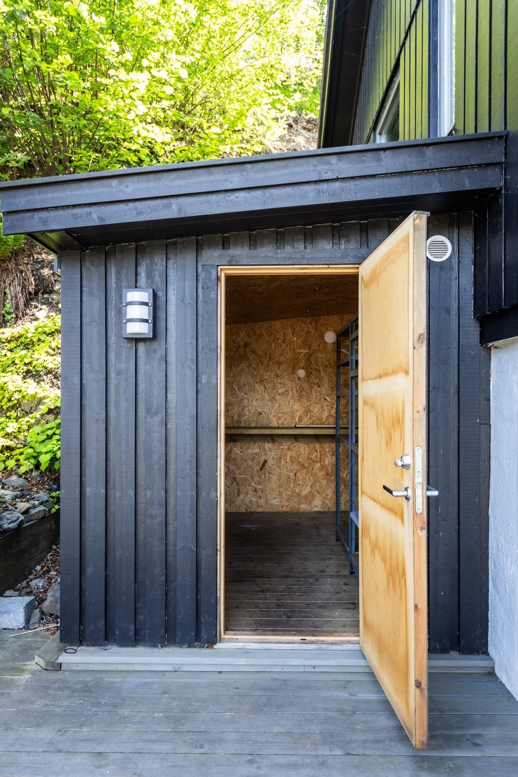 Utebod plassert på endeveggen. Galleribilde