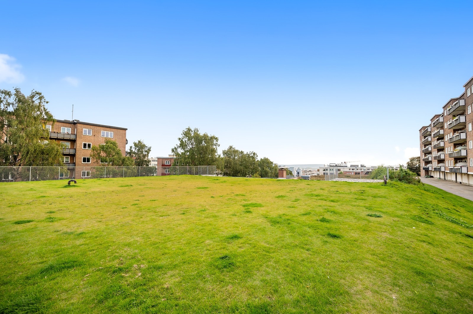 Tenk å ha denne hagen som nærmeste nabo! Her har du solen fra tidlig morgen og til kveldstid. Den aller siste kveldssolen vil du finne på plenen på andre siden av blokken. Galleribilde