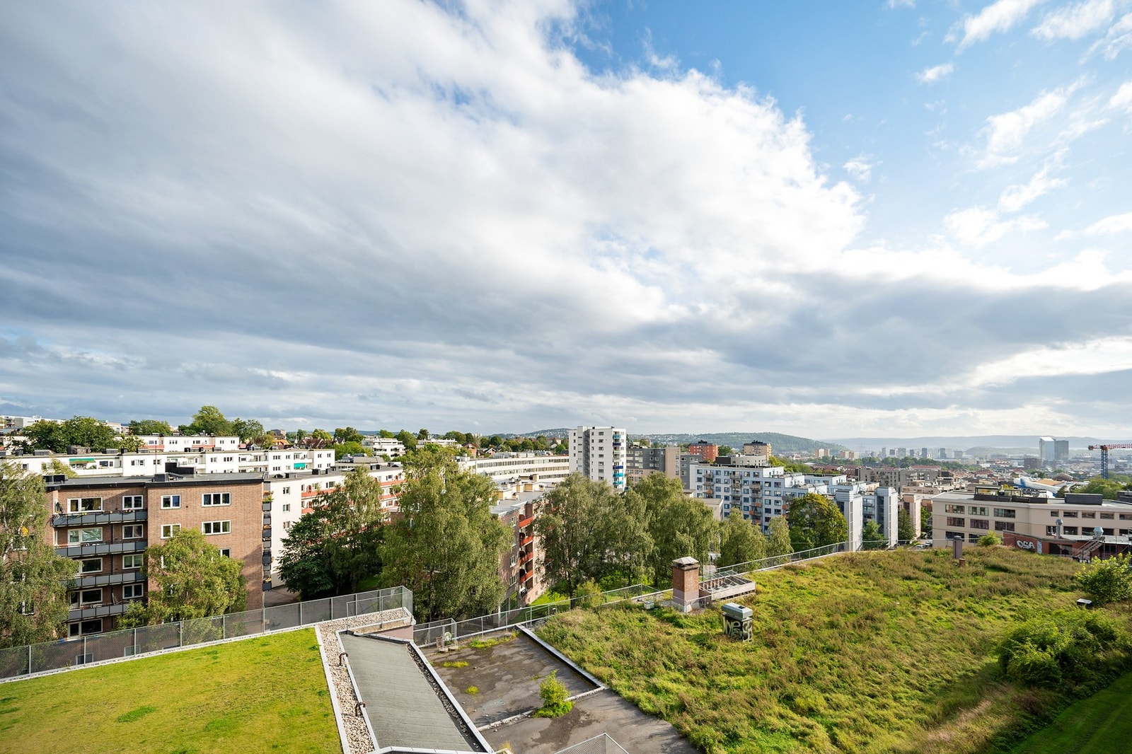 Noe av det beste med denne leiligheten må være utsikten. Denne utsikten får du ikke mange steder i Oslo - lyst, luftig og åpent! Galleribilde