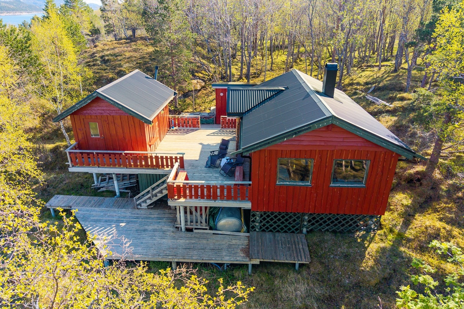 Innflyttningsklar helårshytte som byr på 1 måls tomt, flytebrygge, tilgang til fiske, fjell og bading. m.m. Galleribilde