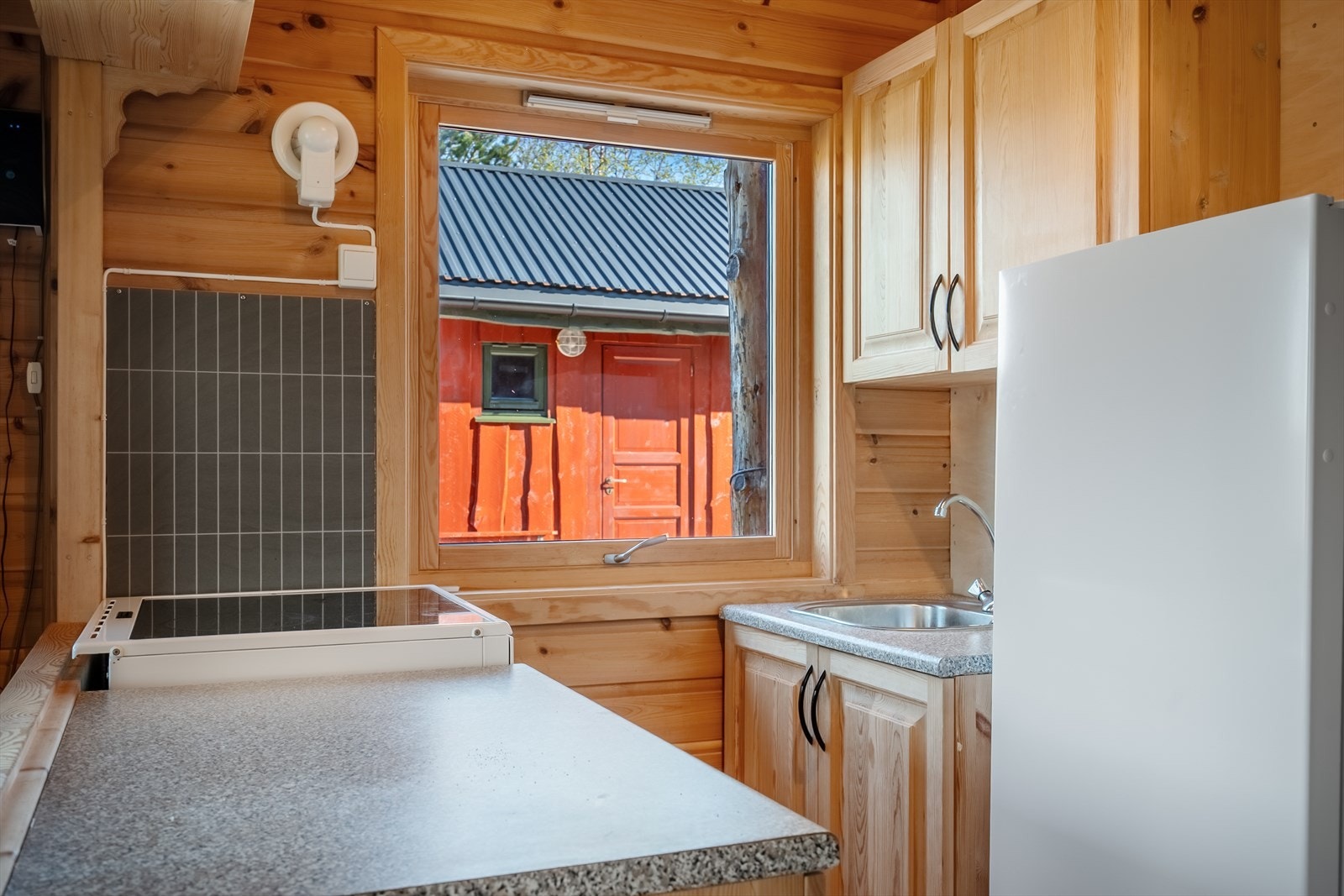 Fint utbygget kjøkken med kjøleskap og komfyr som medfølger. Galleribilde