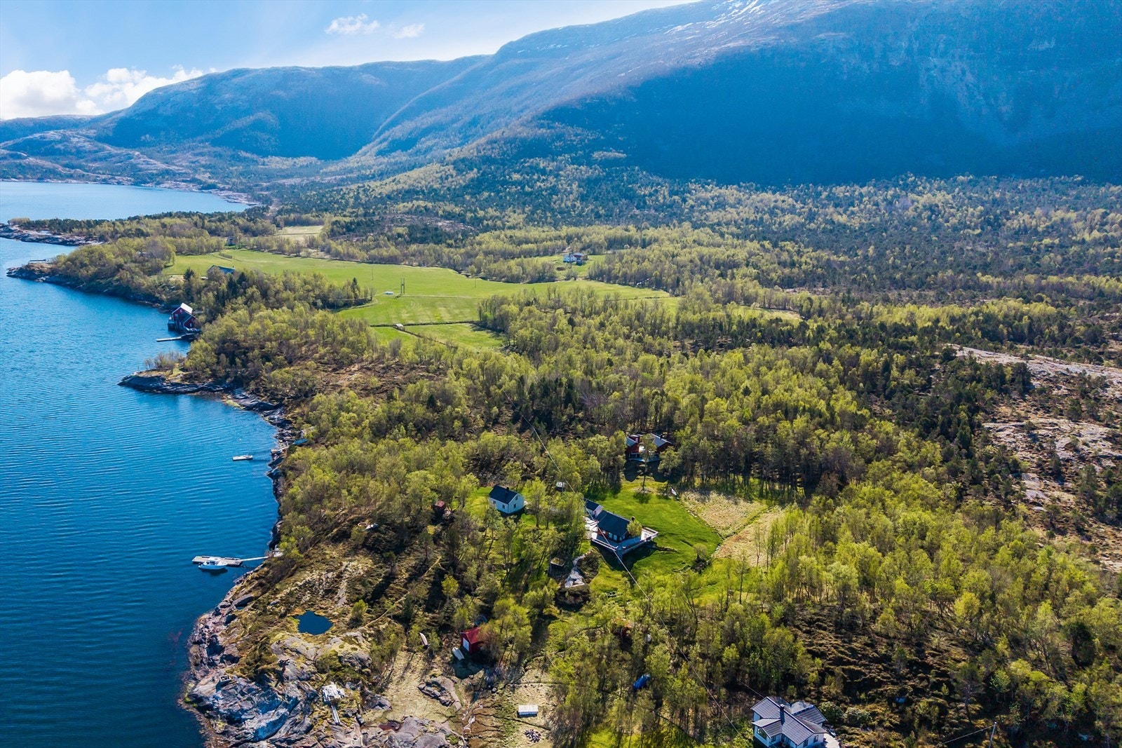 Gjennomført fritidseiendom ved idylliske omgivelser i Leirvika, kort vei til Saltstraumen. Galleribilde