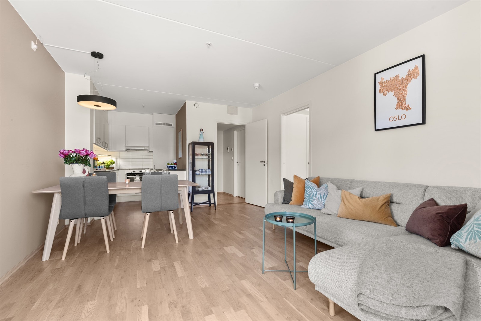 Leilighetens stue og kjøkken har åpen løsning, noe som gir et godt sosialt oppholdsrom og gode møbleringsmuligheter. Galleribilde