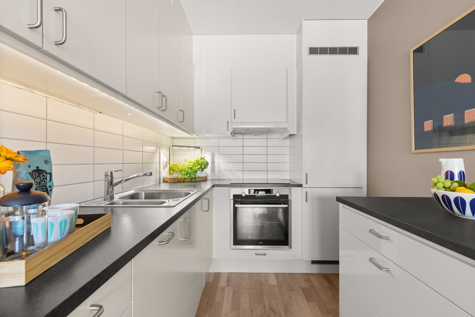 Medfølgende, integrerte hvitevarer består av kjøleskap med frys, komfyr, platetopp og oppvaskmaskin. Galleribilde