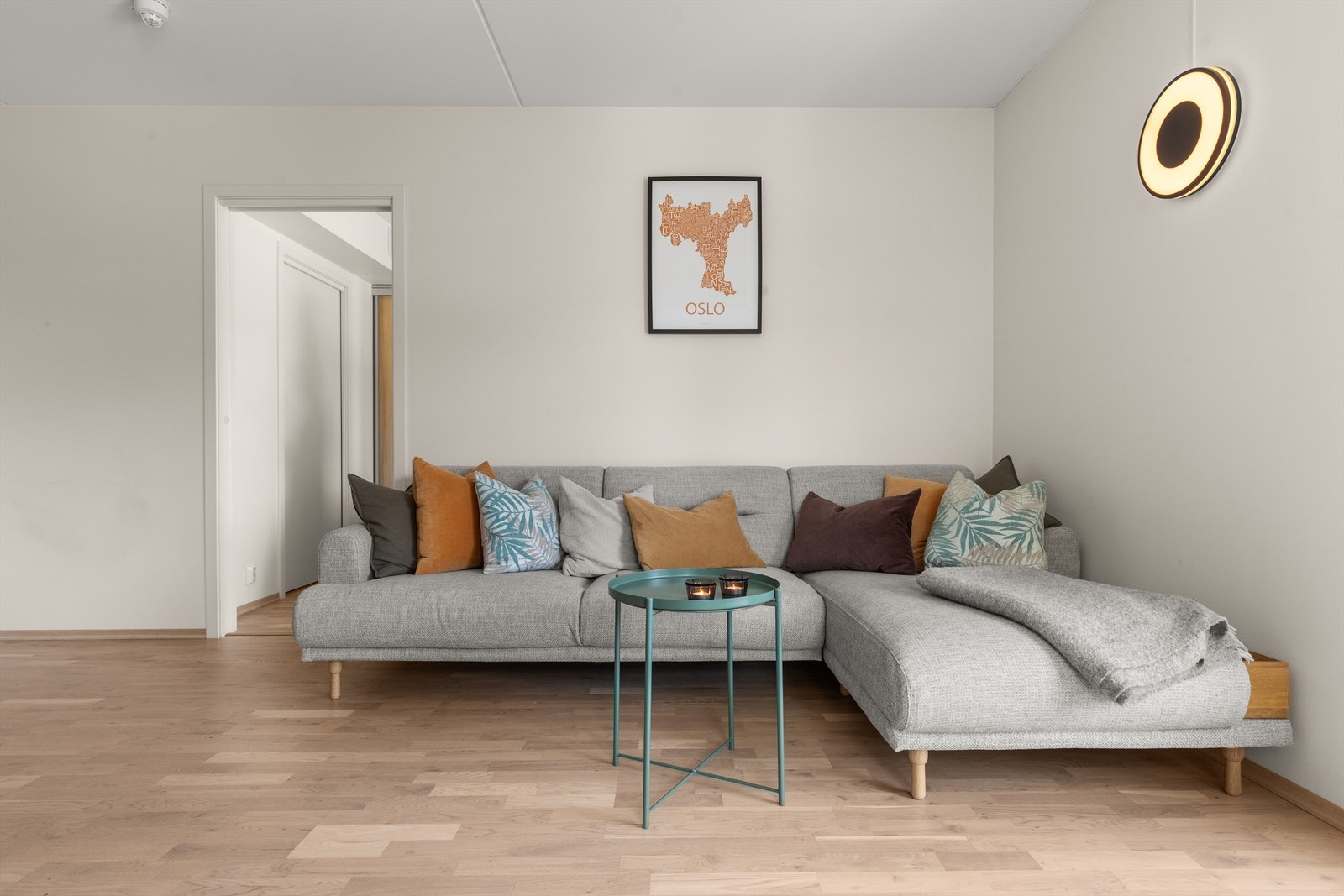 Stuen har god plass til sofa med tilhørende tv-seksjon. Galleribilde