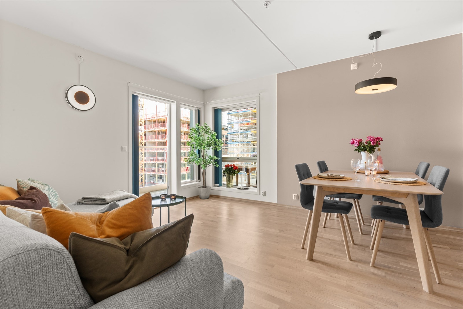 Leilighetens store vindusflater sørger for godt med lysinnslipp i boligen. Galleribilde