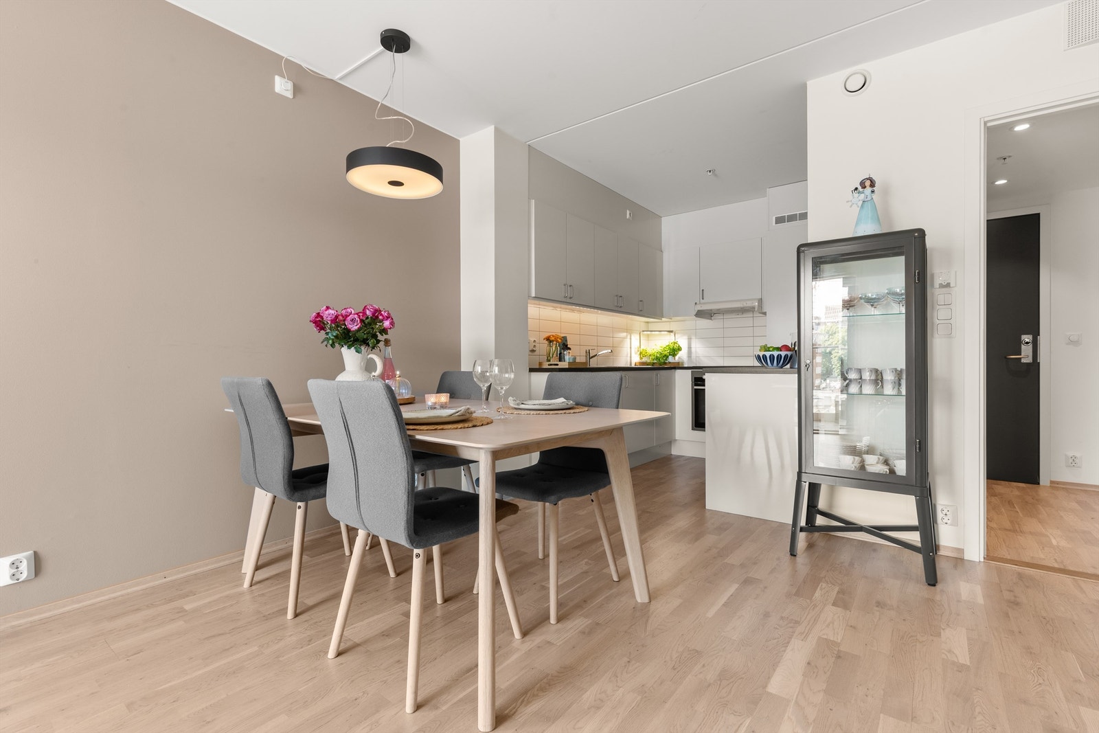 I naturlig tilknytning til kjøkken er det god plass til spisegruppe. Galleribilde