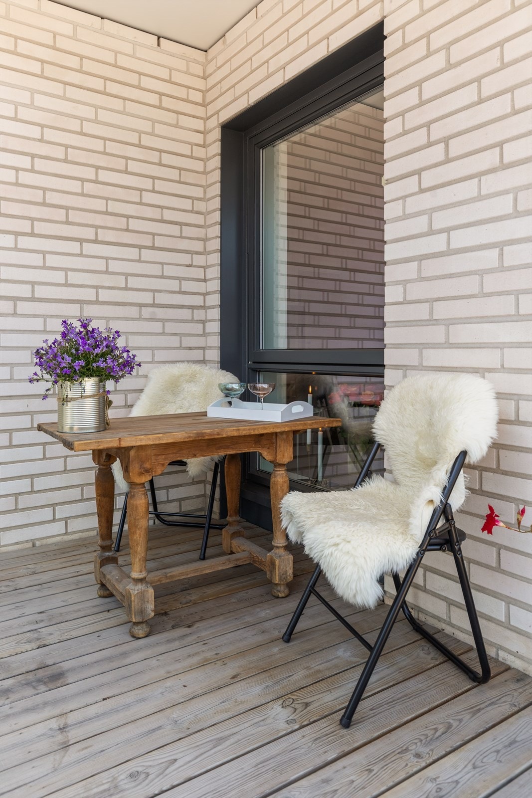 Her er det god plass til sittegruppe og grill, fine forutsetninger for å nyte sommerdagene rett utenfor egen stue. Galleribilde