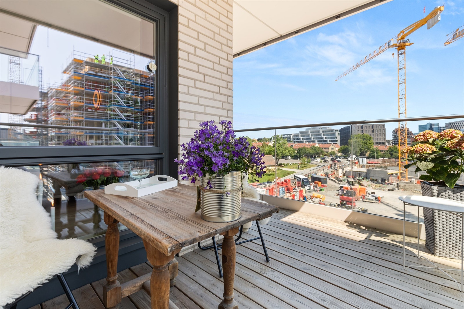 Leilighetens hyggelige balkong måler 9 kvm. Her kan man nyte deilig morgensol. Galleribilde