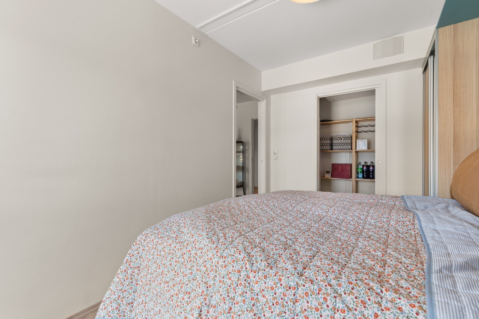 Fra soverom har man direkte adkomst til innvendig bod som fint kan innredes som walk-in-garderobe! Galleribilde