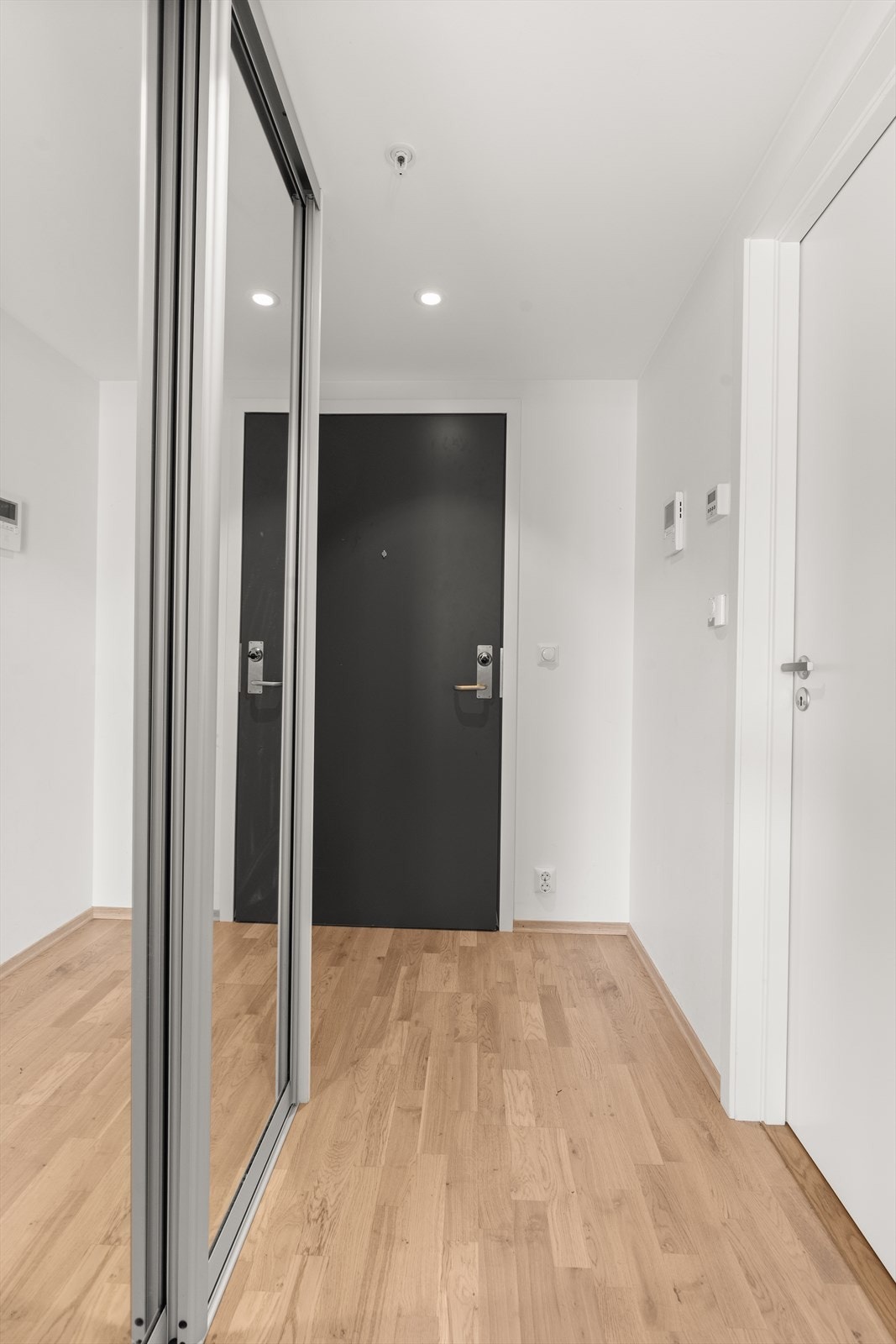 Innbydende entré med god plass for oppbevaring av yttertøy og sko i garderobeskap. Galleribilde