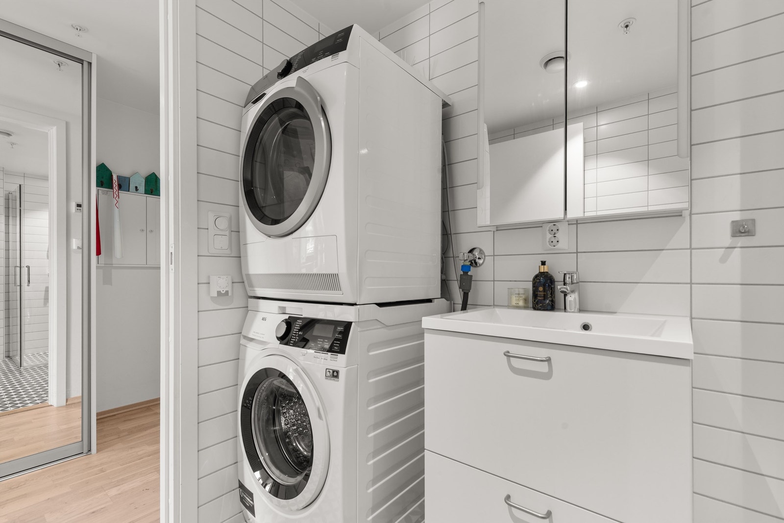 Videre har badet vegghengt toalett, opplegg for vaskemaskin og tørketrommel. Galleribilde