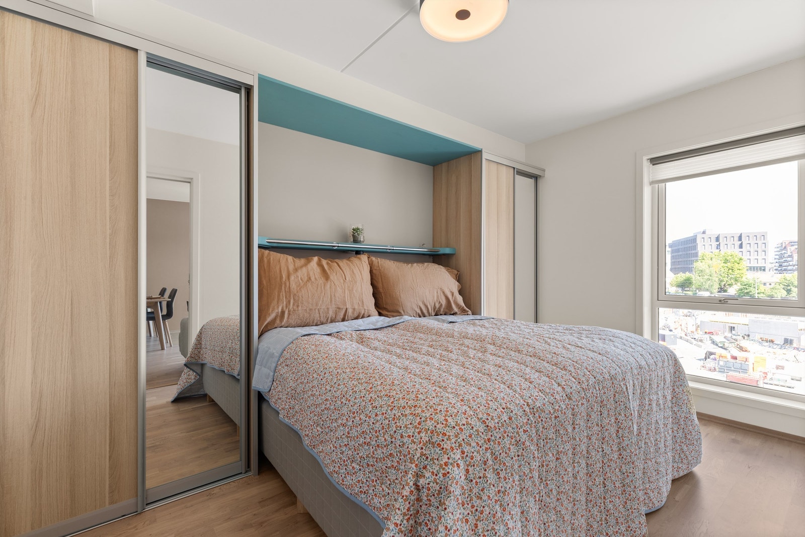 Leilighetens soverom er av god størrelse og har god plass til dobbeltseng med tilhørende nattbord. Galleribilde