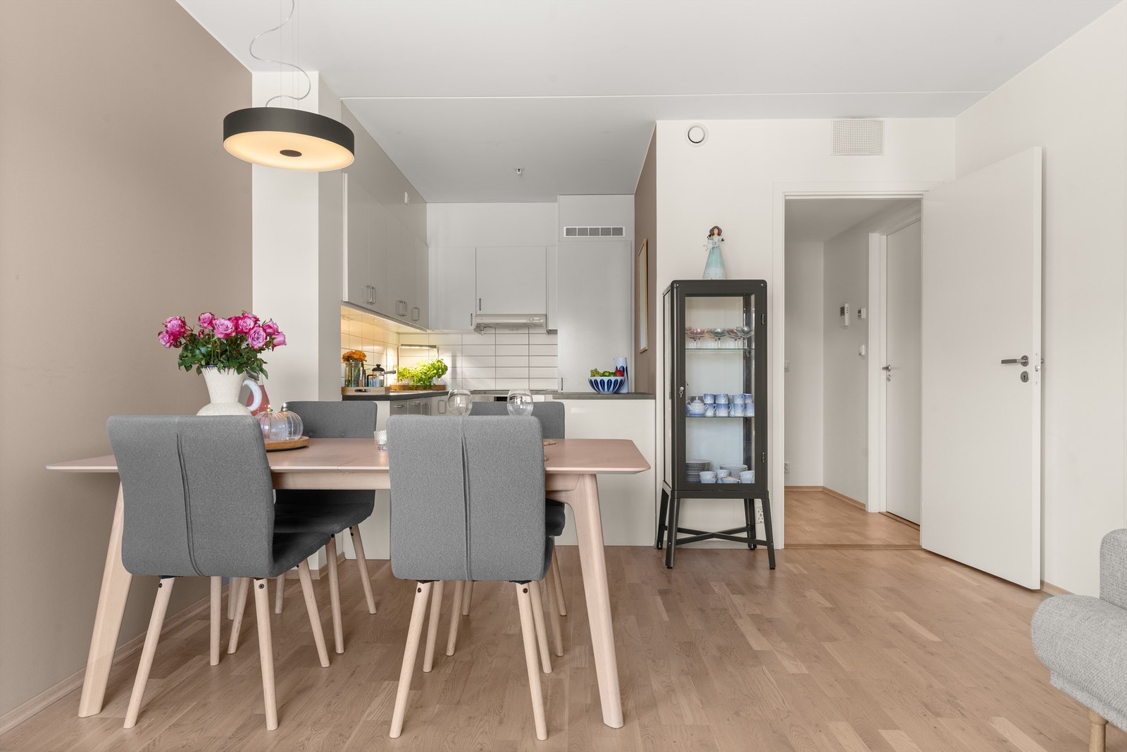 Moderne kjøkken med Innredning som er tilpasset rommets utforming og har godt med skap- og benkeplass. Galleribilde