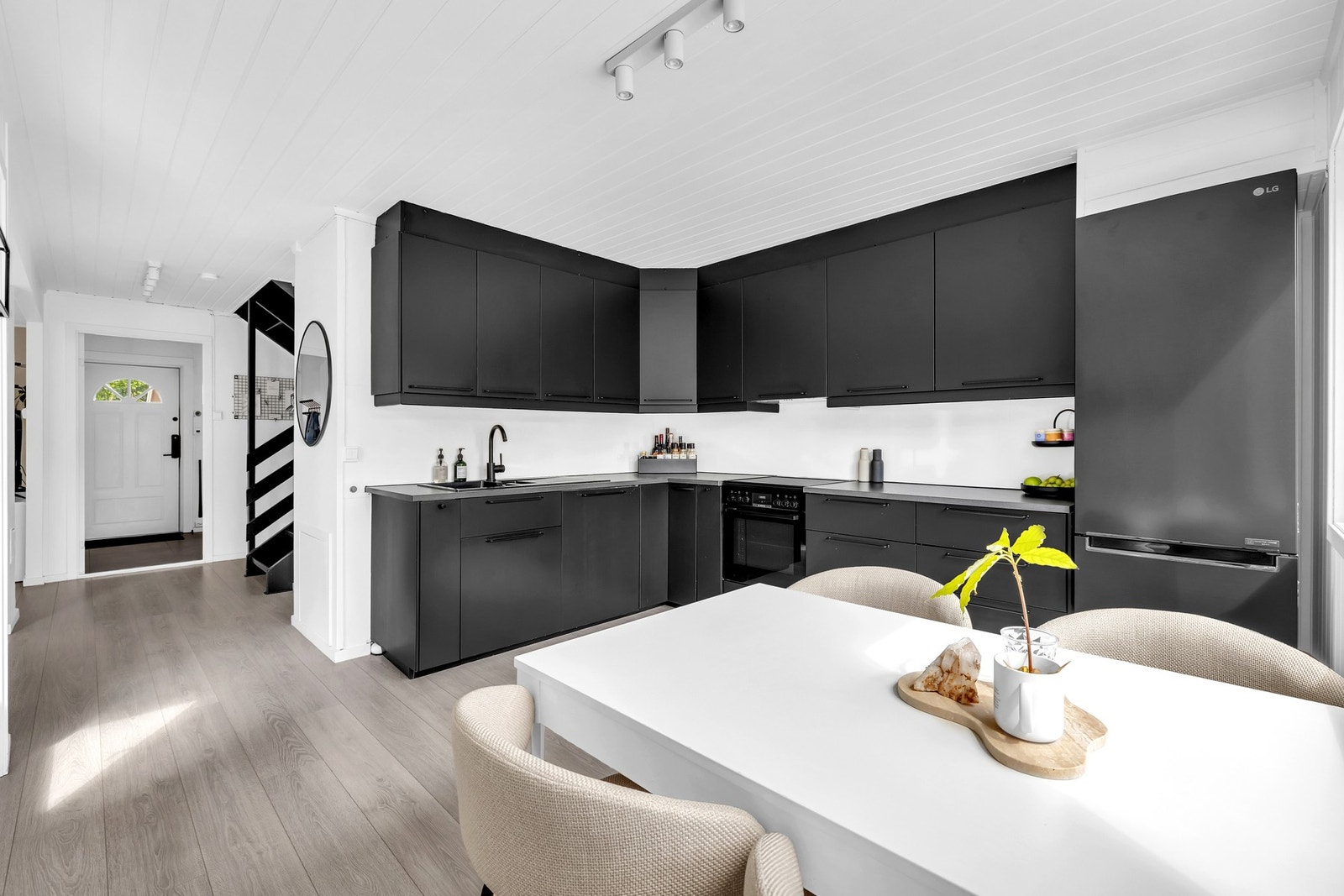 Tridsriktig og pent kjøkken i en åpen løsning mot stuen. Galleribilde