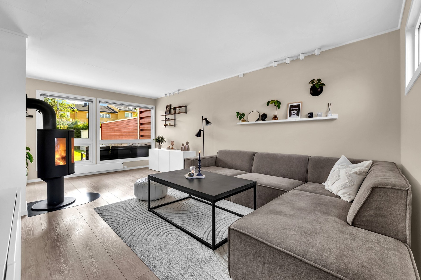 Dette er et herlig rekkehus, som byr på blant annet nydelige uteområder med stor terrasse og plen, tre soverom og en super planløsning. Galleribilde