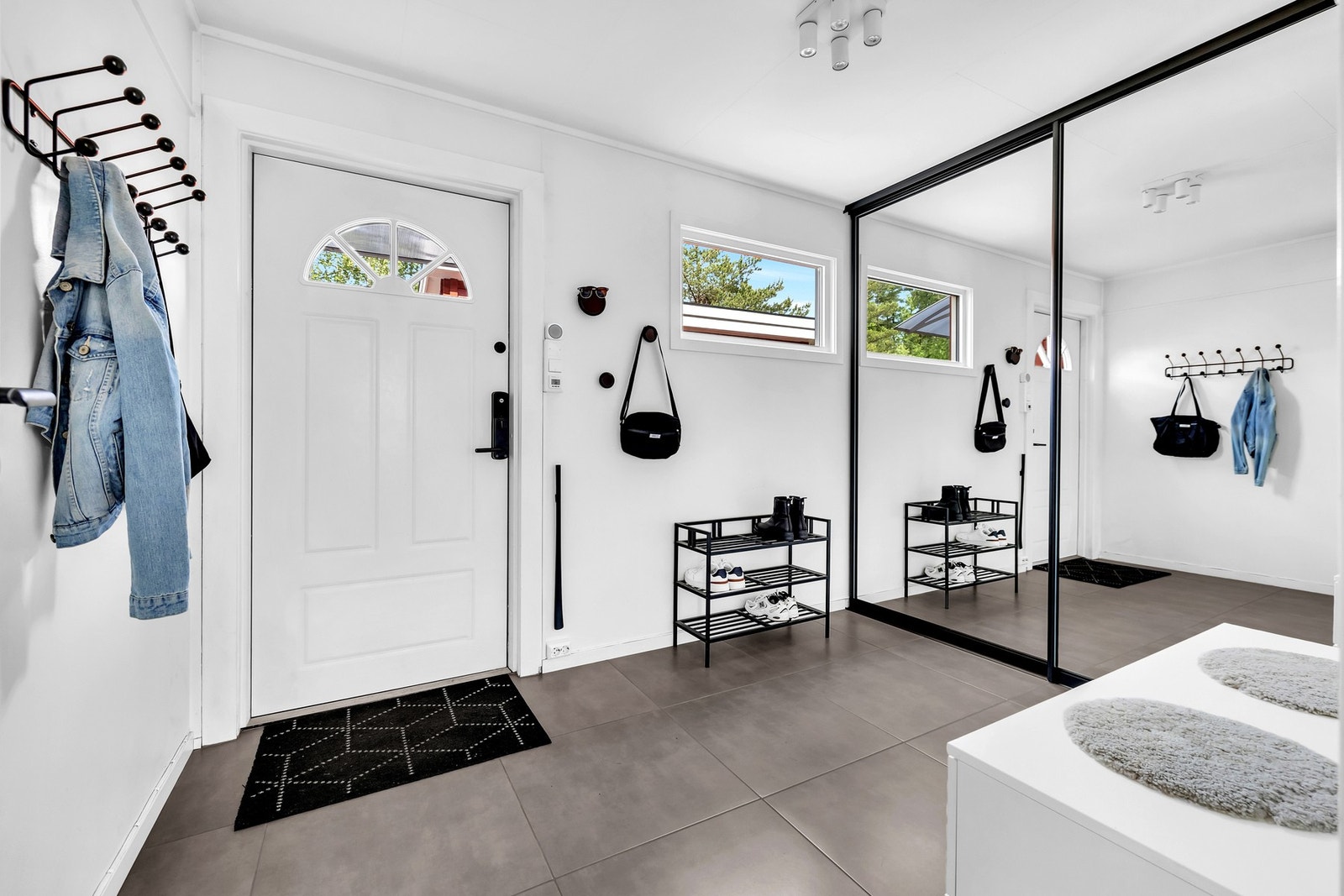 Velkommen inn! Meget innbydende entré med stor skyvedørsgarderobe med speil. Den romslige entreen har god plass det en måtte ønske av møblering. Galleribilde
