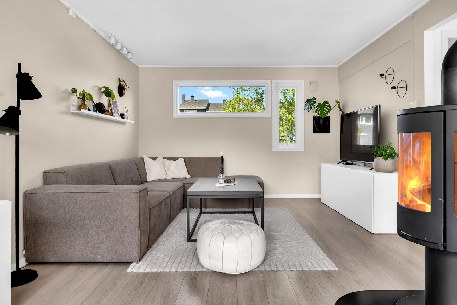 God plass til en stor sofaseksjon. Galleribilde
