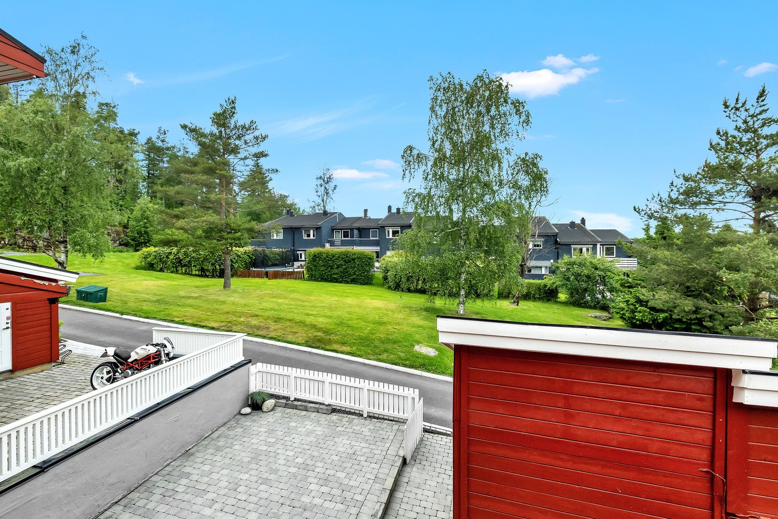 Soverommet er vendt ut mot frodige og rolige fellesarealer. Galleribilde